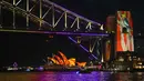 <p>Vivid Sydney mengubah berbagai bangunan dan landmark seperti Sydney Opera House dan Sydney Harbour Bridge di dalam dan di sekitar distrik pusat bisnis Sydney menjadi kanvas seni di malam hari. (AP Photo/Mark Baker)</p>