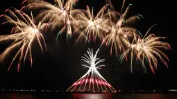 Kembang api dari peserta asal China menghiasi langit Manila pada puncak kompetisi Pyromusical Internasional ke-9 di Filipina, Sabtu (24/3). Tim kembang api Jerman dan Inggris memenangkan festival kembang api internaisonal ini. (AP/Bullit Marquez)