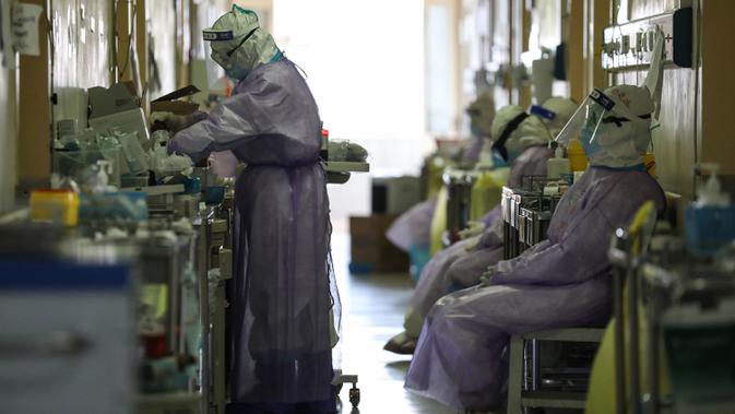Petugas medis yang bekerja di Rumah Sakit Palang Merah di Wuhan,, China pada 28 Februari 2020. Virus Corona yang bermula di China tengah pada Desember 2019 kini menyebar secara global di mana lima negara terdampak paling besar, yakni Cina daratan, Korea Selatan, Iran, Italia dan Jepang (STR/AFP)