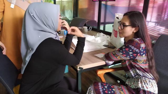 Ahli gizi, Rachel Olsen (kanan) memberikan konsultasi kepada karyawan KLY dalam acara Cek Kesehatan di Gedung KLY, Selasa (28/1). (Liputan6.com/Dyah Puspita)