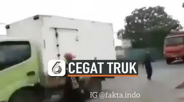 AKSI REMAJA CEGAT TRUK YANG MELINTAS, NYARIS TERLINDAS