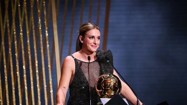 Trofi Ballon d'Or Wanita 2022 direbut gelandang Barcelona Alexia Putellas.