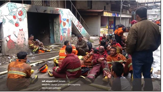 7 Potret Haru Pemadam Kebakaran di Pasar Kosambi Bandung