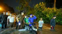 Saat hujan deras, Senin, 25 September 2023, malam, Bobby Nasution mengajak Kadis SDABMBK, Topan Ginting, mengecek banjir yang terjadi di sejumlah titik di Kota Medan