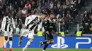 Cristiano Ronaldo melakukan sundulan ke gawang Ajax pada leg kedua laga perempat final Liga Champions yang berlangsung di Stadon Allianz, Turin, Rabu (17/4). Juventus kalah 1-2 Kontra Ajax. (AFP/Filippo Monteforte)