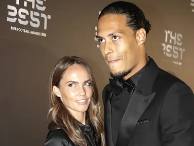 Bek Liverpool asal Belanda, Virgil van Dijk didampingi kekasihnya Like Nooitgedagt berpose saat menghadiri penghargaan sepak bola FIFA Terbaik, di teater La Scala Milan, Italia utara (23/9/2019). (AP Photo/Luca Bruno)