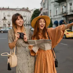 ilustrasi perempuan yang ingin travelling//copyright freepik/marymarkevinch