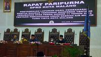 Rapat parpurna DPRD Kota Malang pada Rabu (8/12/2021) membahas ranperda yang mengatur tambahan kewenangan PDAM Kota Malang untuk mengelola limbah lumpur tinja (Liputan6.com/Zainul Arifin)