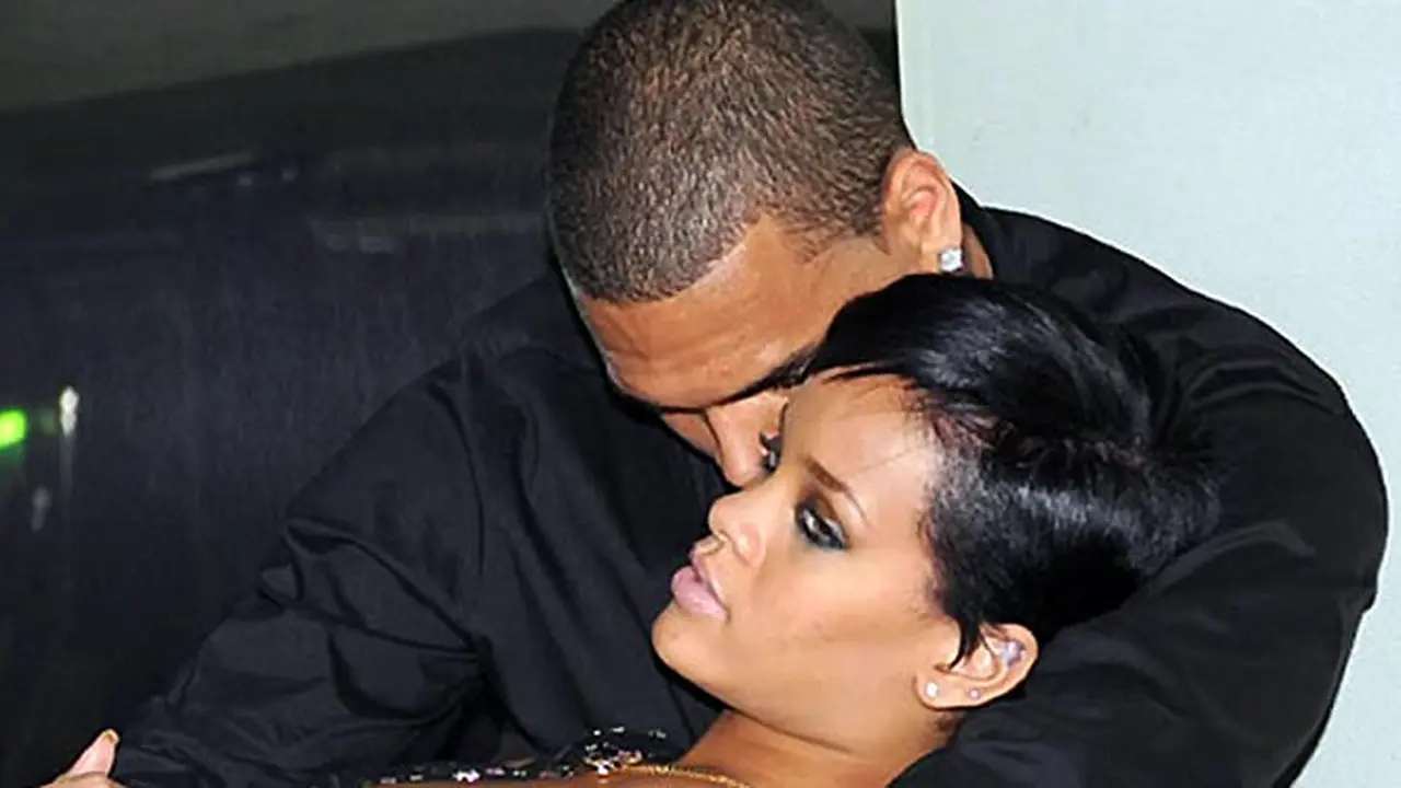 chris_brown_rihanna_121105b.jpg
