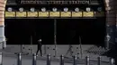 Stasiun Flinders Street sepi selama lockdown akibat penyebaran virus corona yang terus berlanjut di Melbourne, Kamis (6/8/2020). Negara bagian Victoria, hotspot COVID-19 di Australia, melakukan lockdown dan menutup bisnis ritel sebagai upaya mencegah penyebaran virus corona (AP Photo/Andy Brownbill)