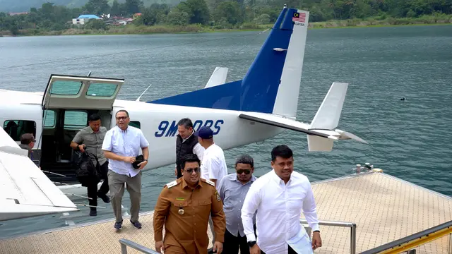 Transportasi ke Danau Toba Kian Modern, Bobby Nasution Ikut Uji Coba Pesawat Amfibi