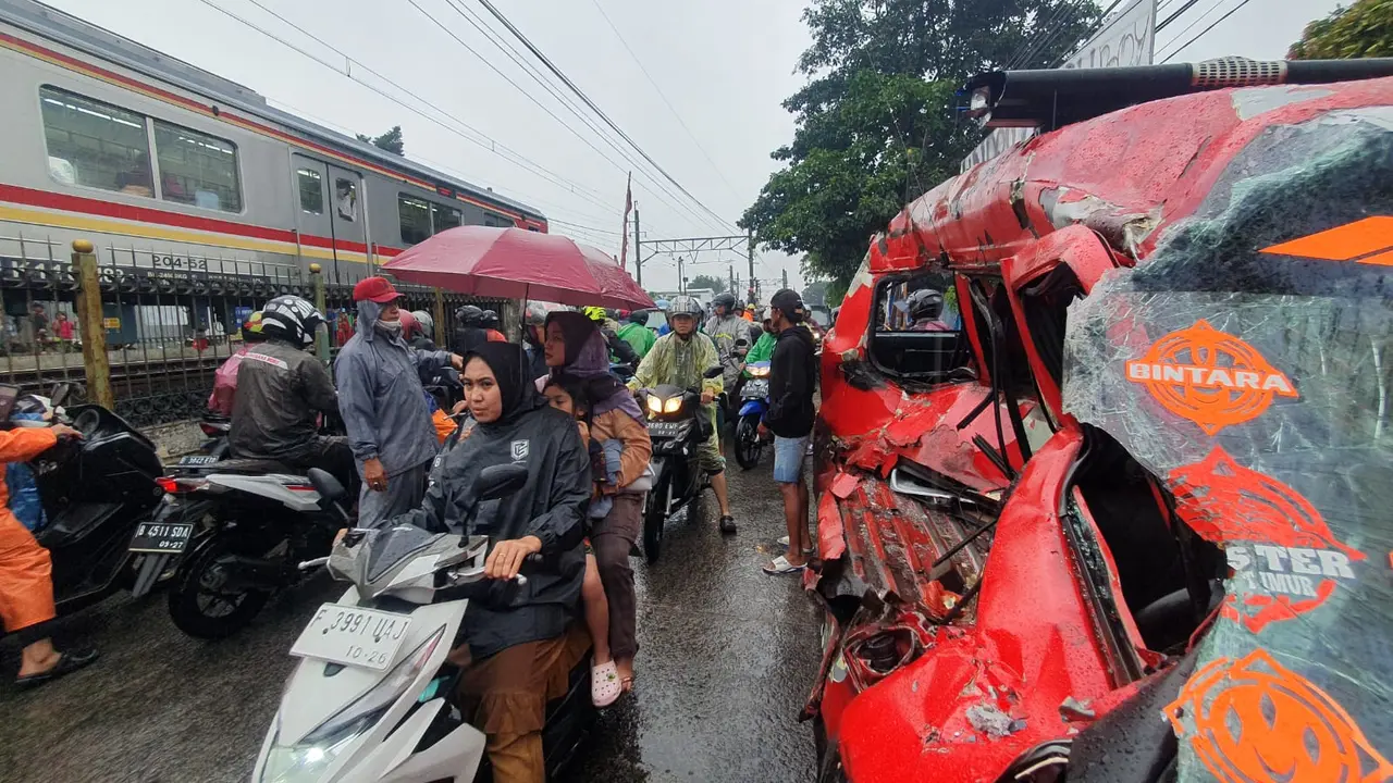 Angkot tertabrak KRL jurusan Bogor-Jakarta, di perlintasan tidak resmi Rawa Indah, Kecamatan Cipayung, Kota Depok.