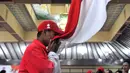 Seorang atlet kontingen Indonesia mencium bendera Merah Putih saat acara Pengukuhan dan Pelepasan Kontingen untuk SEA Games 2015 Singapura di Senayan, Jakarta, 25 Mei 2015. (Liputan6.com/Andrian M Tunay)