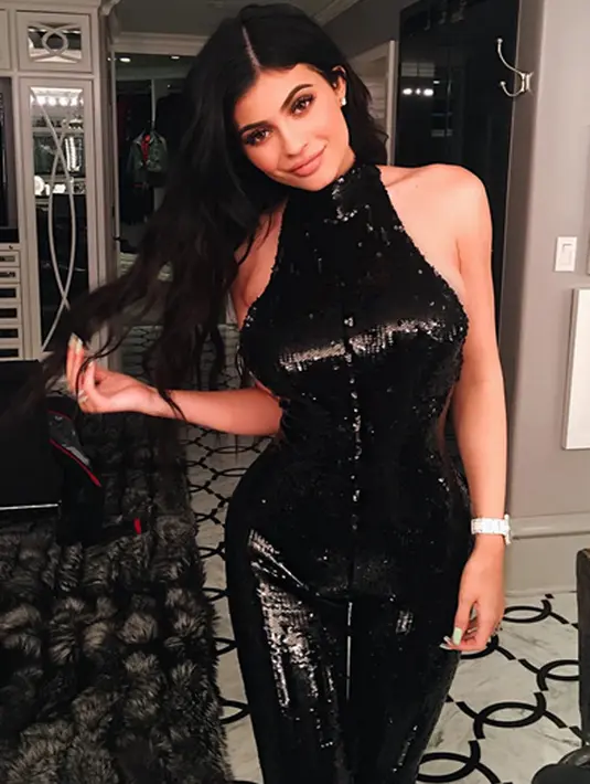 Seksi dan tampil menggoda merupakan salah satu ciri khas dari seorang Kylie. Belum lama ini ia dikabarkan membuat sebuah video pendek bersama Tyga, kekasihnya. Dimana video itu mengundang komentar masyarakat. (Instagram/Kyliejenner)