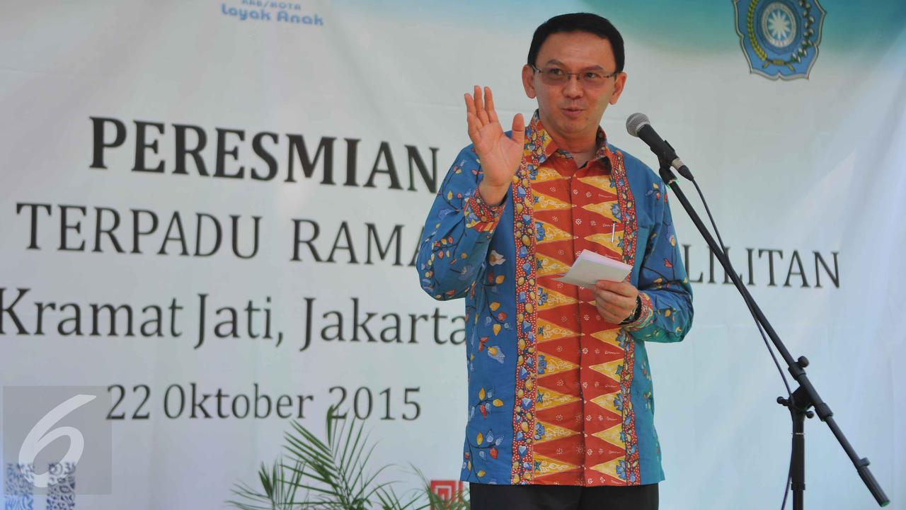 20151022-Ahok Jajal Main Bola saat Resmikan RPTRA Cililitan-Jakarta