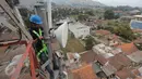 Teknisi XL melakukan perawatan atas perangkat BTS 4G di atas menara di kawasan Lembang, Bandung, (2/11/2015). Proses refarming atau penataan ulang frekuensi 1800Mhz telah selesai untuk wilayah Kota Bandung dan sekitarnya. (Liputan6.com/Yudha Gunawan)