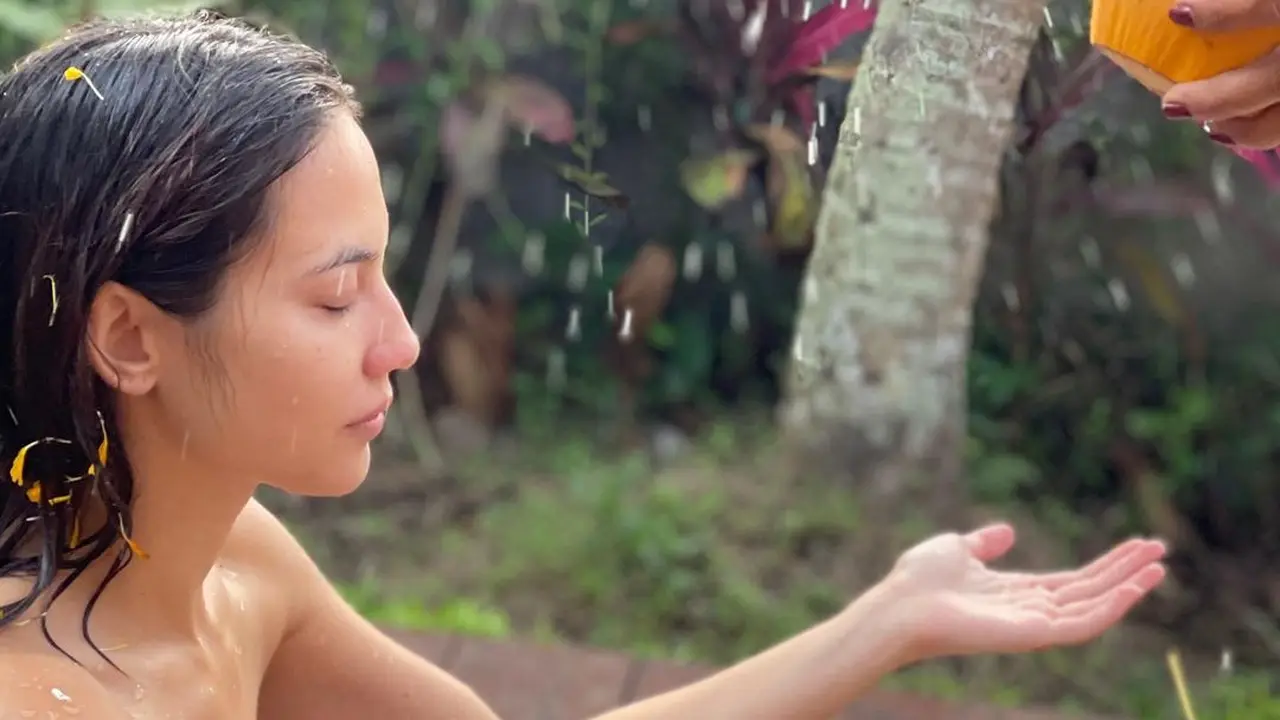 Pevita Pearce jalani ritual untuk menyembuhkan trauma (Foto: Instagram/@pevpearce)