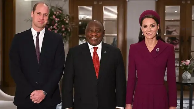 Kate Middleton tampil perdana mengenakan bros The Princess of Wales Feather saat menerima kunjungan Presiden Afrika Selatan Cyril Ramaphosa pada November 2022. (Dok. AFP)