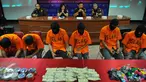 Petugas Bea Cukai saat menggelar konpers terkait kasus narkoba jaringan internasional di kantor Bea Cukai Bandara Soetta, Tangerang, Kamis (10/3). Bea Cukai berhasil menangkap tersangka yang berasal dari India dan Malaysia. (Liputan6.com/Faisal R Syam)