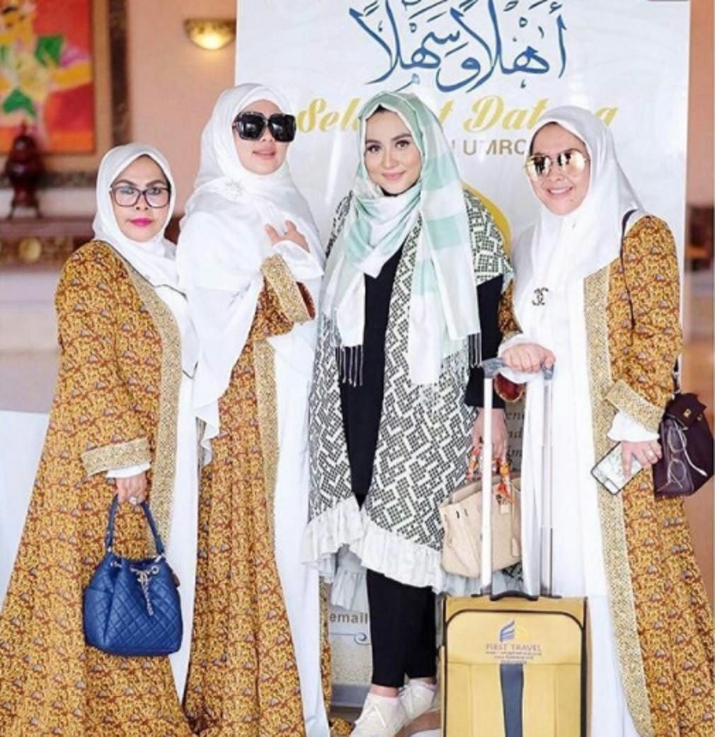 Syahrini berpose bersama Anniesa Hasibuan, bos First Travel yang saat ini sudah menjadi tersangka kasus dugaan penipuan uang jamaah umrah. (Instagram @anniesahasibuan)
