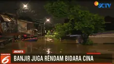 Sebagian warga bahkan ada yang nekat mengevakuasi barang mereka meski harus menerjang banjir hingga mencapai leher.