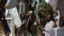 Seorang perajin menajamkan pisau jelang  Idul Adha di Rawalpindi, Pakistan (20/7/2020). Muslim di seluruh dunia bersiap merayakan Hari Raya Idul Adha 1441 Hijriah yang menandai Nabi Ibrahim, yang bersedia mengorbankan putranya Ismail untuk menunjukkan kepatuhan kepada Tuhan. (AFP/Farooq Naeem)