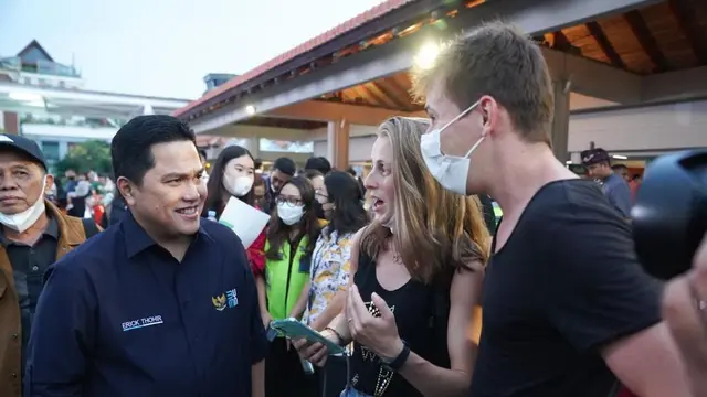 Menteri BUMN Erick Thohir meninjau festival budaya di bandara Ngurai Rai, Bali.