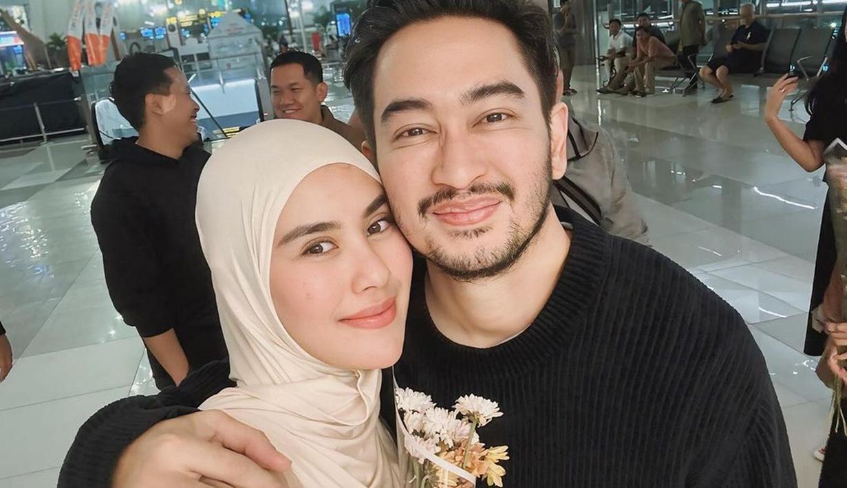 Sepulangnya menjalani ibadah haji bersama keluarga, Syahnaz Sadiqah memang diketahui tampil tertutup dengan hijab. Dirinya juga kerap membagikan gaya penampilan terbarunya melalui akun Instagram. (Liputan6.com/IG/@syahnazs)