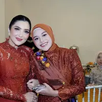 Ashanty dan Aurel Hermansyah terlihat kompak saat kondangan bareng keluarga dengan kebaya merah [@ashanty_ash]