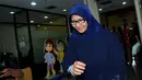 Usai menjenguk suaminya Anas Urbaningrum, Athiyyah Laila menebar senyum (Liputan6.com/Faisal R Syam).