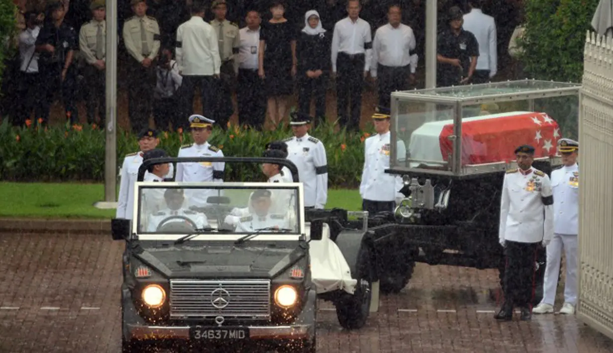 Jenazah Lee Kuan Yew saat diberangkatkan dari Gedung Parlemen menuju Universitas Nasional Singapura, Singapura, Minggu (29/3/2015). Di universitas tersebut jenazah Lee Kuan Yew akan dikremasi.(AFP PHOTO / MOHD FYROL)