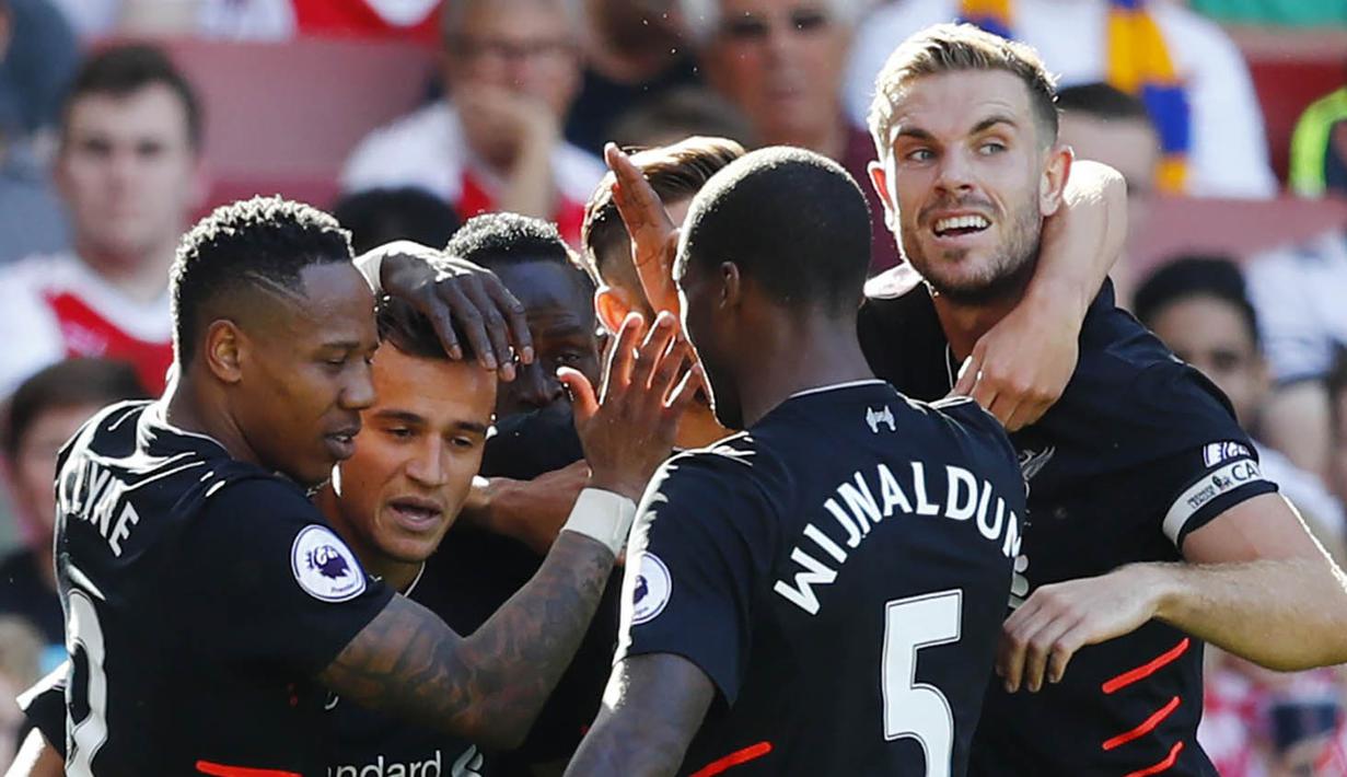 Pemain Liverpool merayakan gol yang dicetak Philippe Coutinho ke gawang Arsenal pada laga Liga Premier Inggris di Stadion Emirates, London, Inggris, Minggu (14/8/2016). Arsenal takluk 3-4 dari Liverpool. (Reuters/Eddie Keogh)
