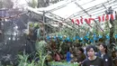 Pengunjung melihat-lihat tanaman yang dijual dalam pameran Flora dan Fauna 2018 di Taman Lapangan Banteng, Jakarta, Selasa (21/7). Pameran ini diselenggarakan oleh Dinas Kehutanan Provinsi DKI Jakarta. (Liputan6.com/Immanuel Antonius)