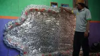 Nana Mulyana (42) menunjukkan perahu berbahan botol plastik bekas di rumahnya kawasan Rancaekek, Kabupaten Bandung. (Liputan6.com/Huyogo Simbolon)