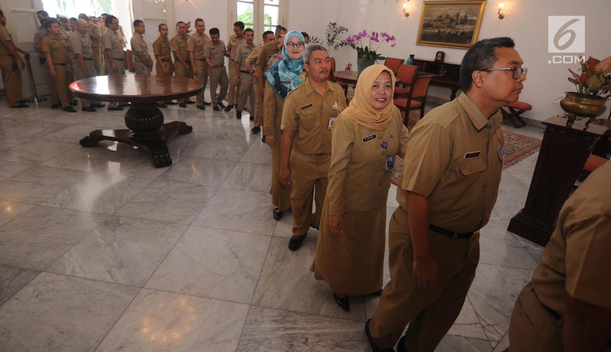 Ratusan PNS Pemkot DKI Jakarta halal bihalal dengan Gubernur DKI Djarot Saiful Hidayat, Jakarta, Senin (3/7). Pempkot DKI menggelar halal bihalal bersama seluruh PNS di hari pertama masuk kerja usai libur lebaran 2017. (Liputan6.com/Gempur M Surya)
