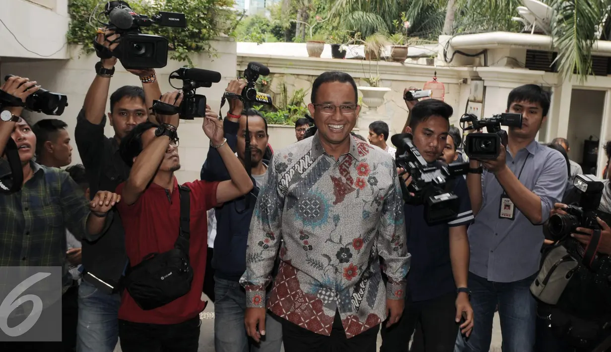 Anies Baswedan berjalan di halaman kediaman Hamzah Haz saat kunjungannya di Patra Kuningan XV, Kuningan, Jakarta, Rabu (16/11). Anies menuturkan kedatangannya untuk berdiskusi dan bersilaturahmi. (Liputan6.com/Helmi Affandi)