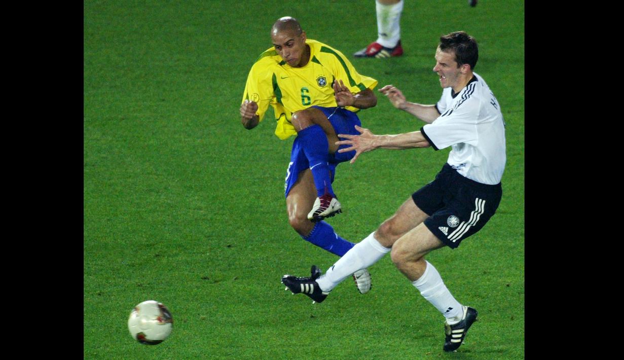 Usai juara Liga Champions, Roberto Carlos memperkuat Timnas Brasil di Piala Dunia 2002. Pada pertandingan final, Tim Samba menang 2-0 atas Jerman. (AFP/Damien Meyer)
