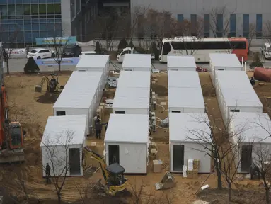 Kontainer untuk bangsal merawat orang yang terinfeksi virus corona COVID-19 disiapkan di halaman Pusat Medis Seoul, Kamis (10/12/2020). Otoritas Korea Selatan membuat tempat tidur rumah sakit dari kontainer untuk meringankan beban fasilitas medis yang telah kewalahan. (AP Photo/Ahn Young-joon)