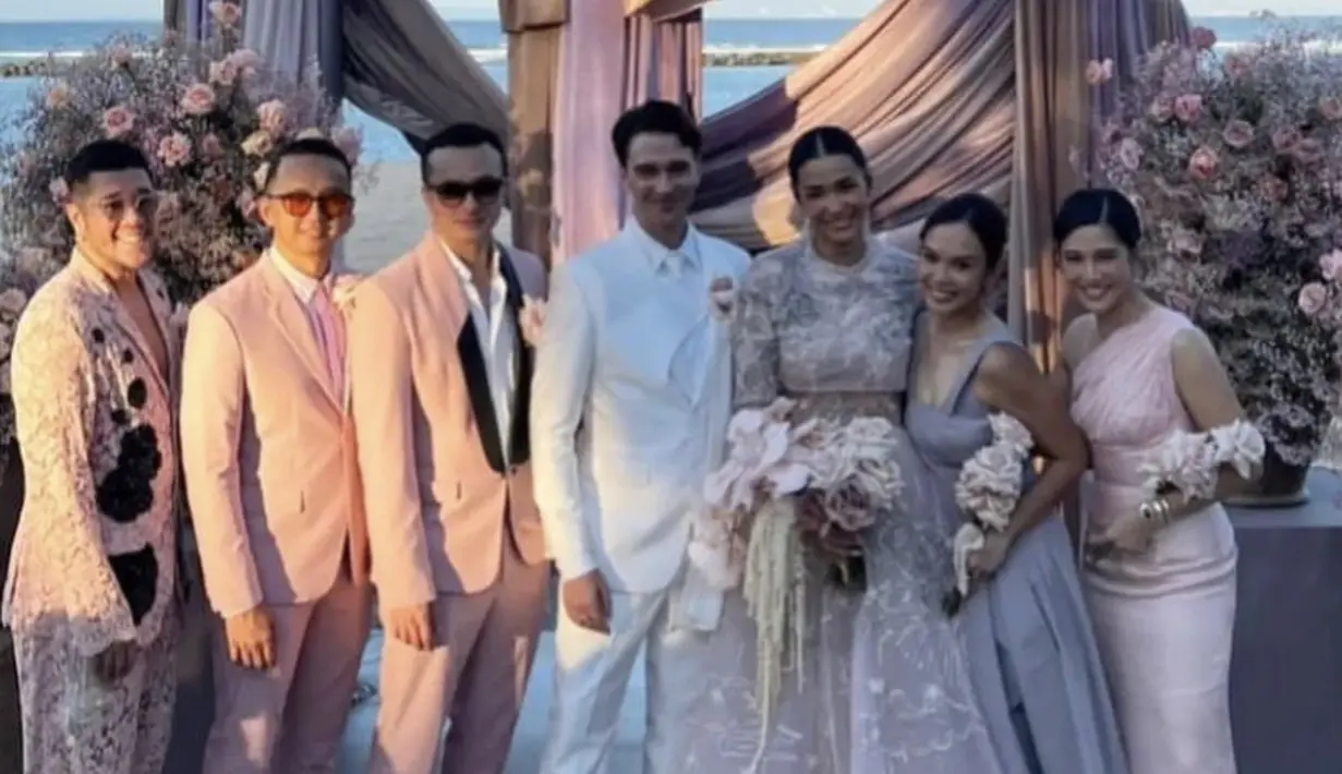 Nicholas juga semakin tampil stunning dengan kacamata hitam yang ia kenakan.  @pertemananbaperaadc