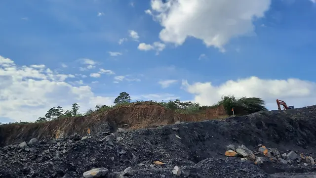 Penampakan di kawasan tambang siltstone SBA (Liputan6.com/Rino Abonita)