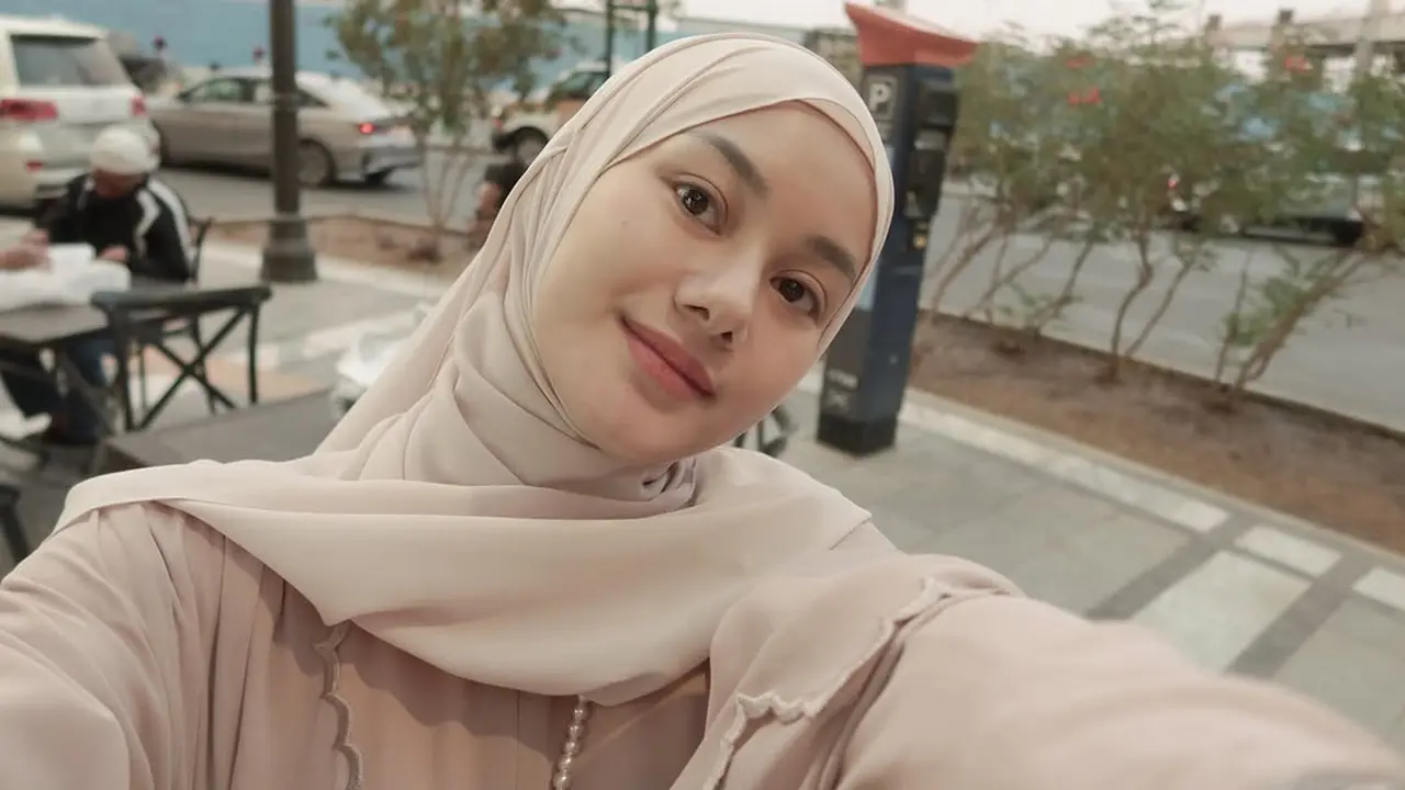 Jalani Umrah saat Ramadan, Gaya Dinda Hauw dan Rey Mbayang Buka Puasa di Madinah