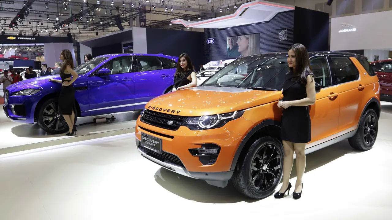 Jaguar F-Pace dan Land Rover Discovery Sport. (Bola.com/Arief Bagus)