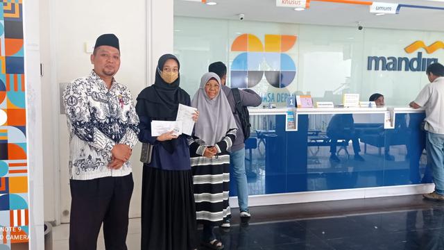 Fitra Faradila akhirnya bisa kuliah usai UIN Gus Dur menurunkan UKT. Biaya UKT merupakan hasil iuran guru dan mantan guru SMAN 1 Sigaluh, Banjarnegara. (Foto: Heni Purwono untuk Liputan6.com)