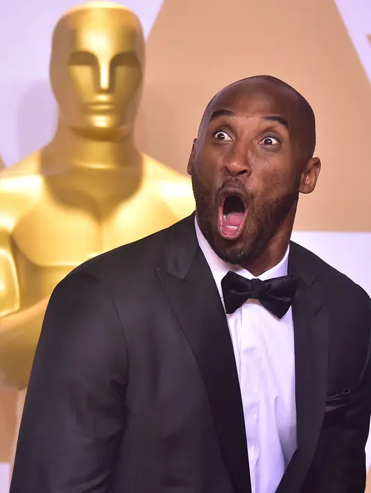 Ekspresi Kobe Bryant saat sesi foto usai meraih penghargaan di Academy Awards ke-90 di Hollywood, California (3/4). Bryant berhasil merebut satu piala untuk kategori film animasi pendek terbaik yang berjudul Dear Basketball. (AFP/Frederic J. Brown)