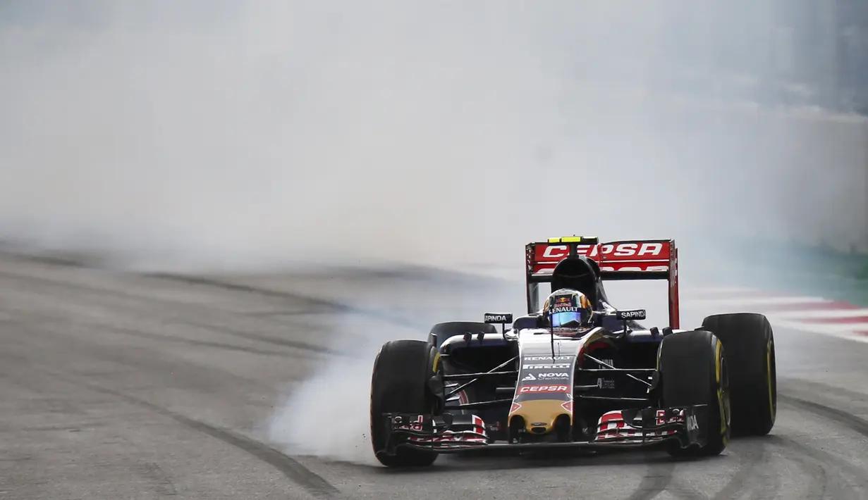 Pembalap Formula Satu Toro Rosso, Carlos Sainz beraksi selama sesei latihan kedua di Autodromo Hermanos Rodriguez di Meksiko, (30/10/2015).  Meksiko akan kembali menggelar kejuaraan dunia Formula One setelah absen sejak 1992. (REUTERS/Edgard Garrido)
