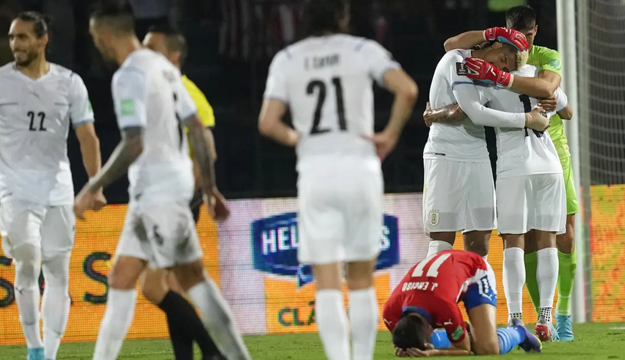 Para pemain Uruguay merayakan akhir laga melawan Paraguay pada pertandingan sepak bola kualifikasi Piala Dunia 2022 di Stadion General Pablo Rojas, Asuncion, Paraguay, 27 Januari 2022. Uruguay menang 1-0. (AP Photo/Jorge Saenz)
