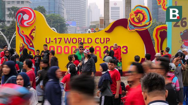 Foto: Antusiasme Warga saat Melihat Trofi Piala Dunia U-17 di Hari Bebas Kendaraan Bermotor