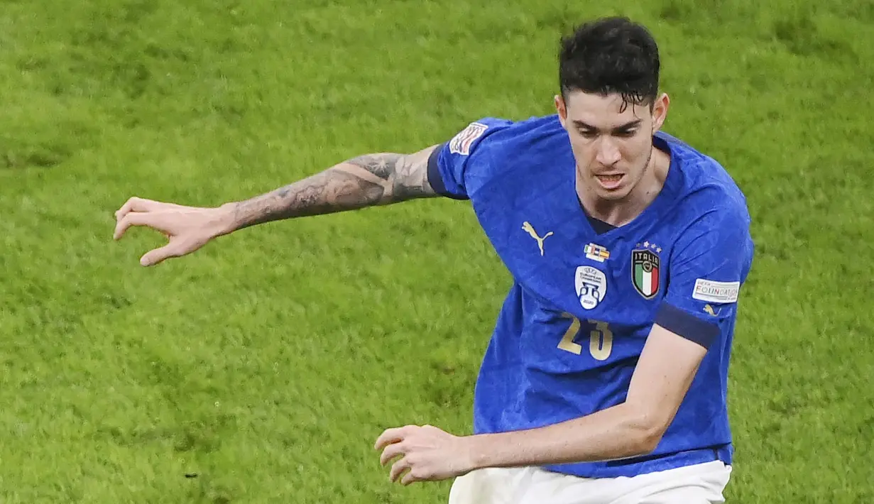 Cedera menyerang Alessandro Bastoni saat memperkuat Timnas Italia di kualifikasi Euro 2024. Bastoni mengalami cedera pada betisnya saat latihan tim. Karena cedera itu, bek Inter Milan ini harus melewatkan laga melawan Makedonia Utara dan Ukraina. (AP/Antonio Calanni)