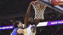 Pemain Warriors, Festus Ezeli #31 melakukan slam dunks melewati hadangan pemain OKC Thunder, Steven Adams #12 pada Final Wilayah Barat NBA Playoffs di Oracle Arena, Kamis (19/5/2016) WIB.  (Kyle Terada-USA TODAY Sports)