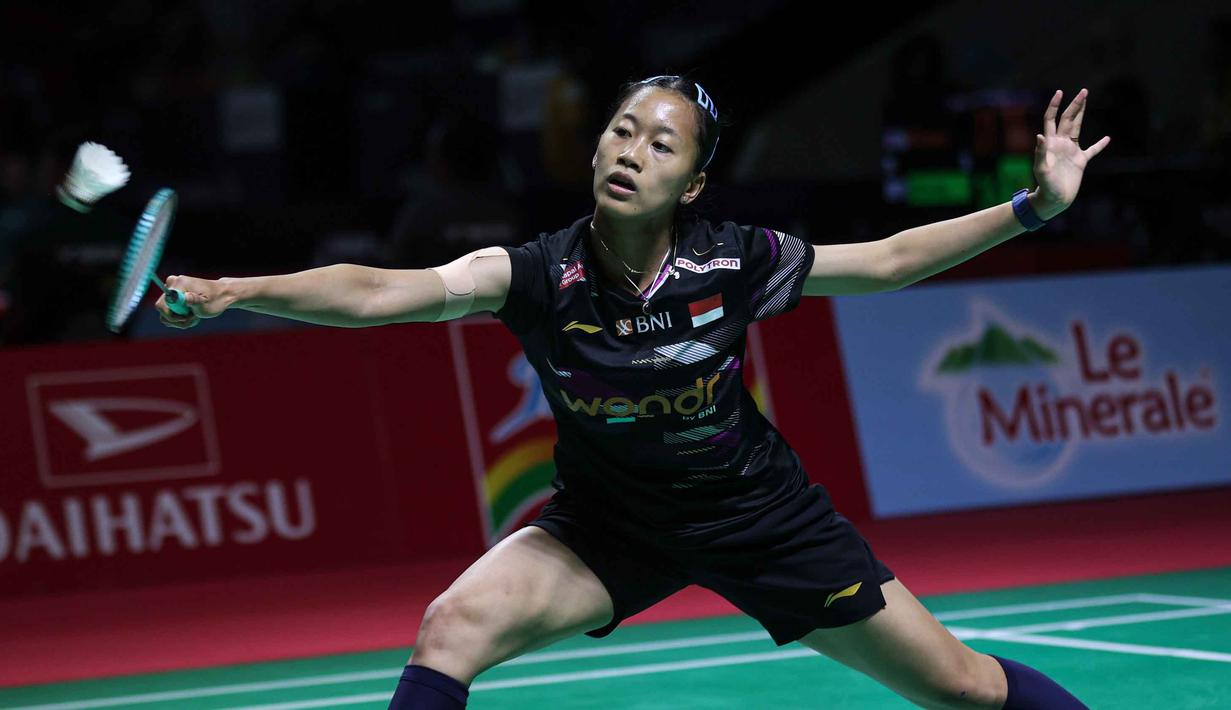 Namun, Putri Kusuma Wardani tetap bisa mengontrol pertandingan sekaligus mengamankan set pertama dengan skor 21-15. Tampak dalam foto, pebulu tangkis tunggal putri Indonesia, Putri Kusuma Wardani saat beraksi melawan wakil Taiwan, Sung Shuo Yun, pada babak 32 besar Indonesia Masters 2026 di Istora Gelora Bung Karno, Senayan, Jakarta, Rabu (21/1/2026) malam. (Bola.com/Abdul Aziz)